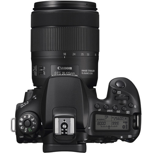 Canon EOS 90D com lente 18-135mm